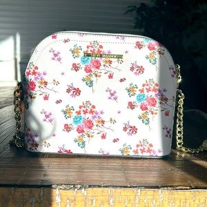 floral Steve Madden purse. a good size. no tears no scratches or stains